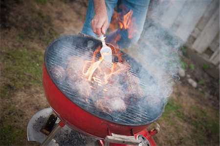 smoky - Smoke and flames from barbecue Foto de stock - Sin royalties Premium, Código: 6102-07769085