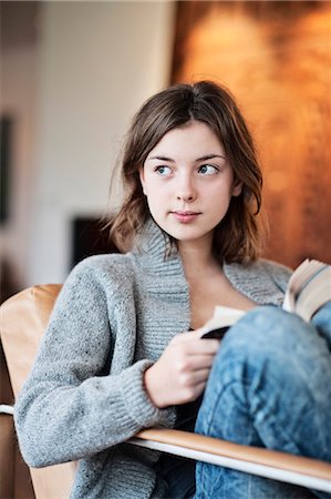 simsearch:6102-08000621,k - Teenage girl reading book Stock Photo - Premium Royalty-Free, Code: 6102-07769379