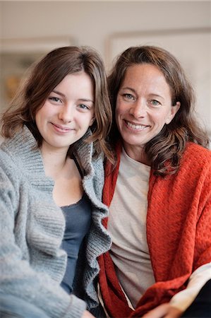 Mother and teenage daughter looking away Stock Photo - Premium Royalty-Free, Code: 6102-07769387