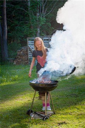 smoky - Girl having grill Photographie de stock - Premium Libres de Droits, Code: 6102-07789871
