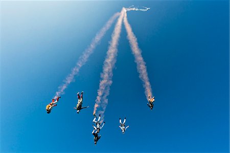 smoky - Skydivers in air Foto de stock - Sin royalties Premium, Código: 6102-07789828