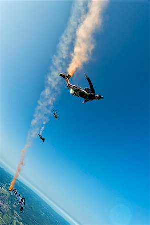 smoky - Skydivers in air Foto de stock - Sin royalties Premium, Código: 6102-07789831
