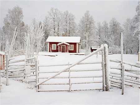 simsearch:6126-08643376,k - Wooden cottage at winter Foto de stock - Sin royalties Premium, Código: 6102-07842797