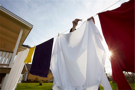simsearch:700-00270300,k - Person hanging laundry Foto de stock - Sin royalties Premium, Código: 6102-07842806