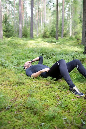 daytime fatigue - Tired runner in forest Foto de stock - Sin royalties Premium, Código: 6102-07843110