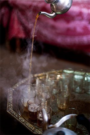 Tea is poured into glasses Foto de stock - Sin royalties Premium, Código: 6102-07843642
