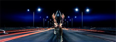 Man cycling at night Photographie de stock - Premium Libres de Droits, Code: 6102-07843614