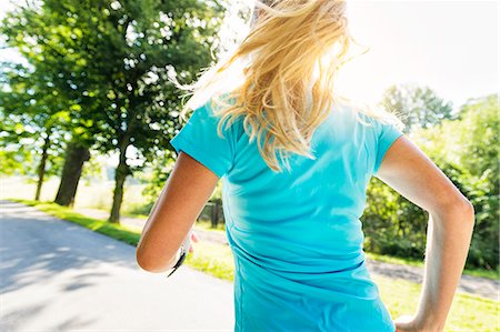 simsearch:6102-08120697,k - Woman jogging on country road Foto de stock - Sin royalties Premium, Código: 6102-08062979
