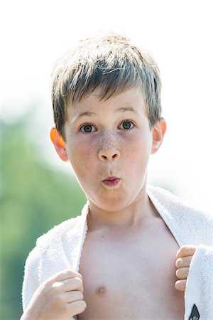expresión facial - Portrait of boy making face Foto de stock - Sin royalties Premium, Código: 6102-08062935