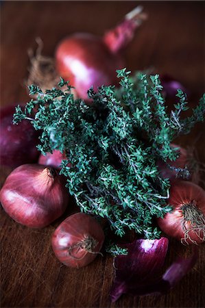 simsearch:6102-07157973,k - Red onions and thyme Stock Photo - Premium Royalty-Free, Code: 6102-08000521