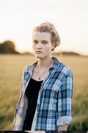 simsearch:649-07560393,k - Portrait of teenage girl Photographie de stock - Premium Libres de Droits, Code: 6102-08000667
