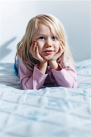 simsearch:6102-08168912,k - Portrait of girl lying on bed Photographie de stock - Premium Libres de Droits, Code: 6102-08000617