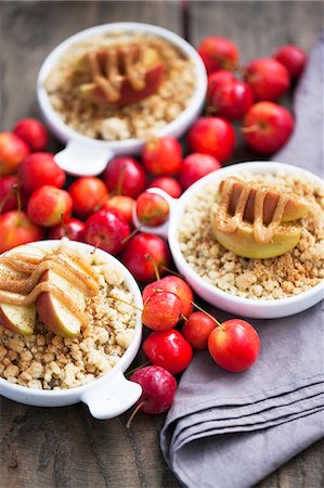 simsearch:6102-07157973,k - Apples and apple crumble Stock Photo - Premium Royalty-Free, Code: 6102-08000871