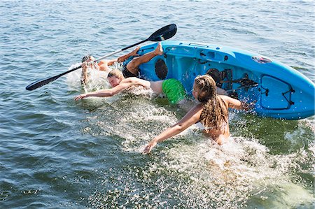 fun falling - Teenagers kayaking Foto de stock - Sin royalties Premium, Código: 6102-08000976