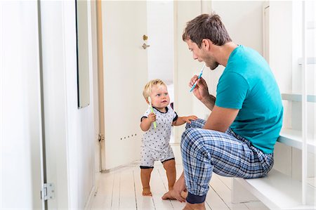 parents with baby boy in pictures - Father and son brushing teeth together Photographie de stock - Premium Libres de Droits, Code: 6102-08001115