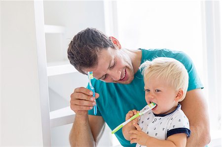 parents with baby boy in pictures - Father and son brushing teeth together Photographie de stock - Premium Libres de Droits, Code: 6102-08001127