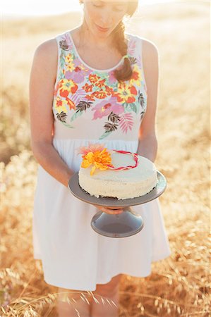 Woman holding cake Stock Photo - Premium Royalty-Free, Code: 6102-08168814