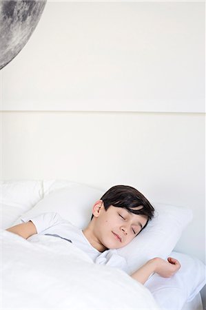 simsearch:6102-08168912,k - Boy sleeping in bed Photographie de stock - Premium Libres de Droits, Code: 6102-08168911