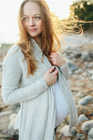 simsearch:6102-08000621,k - Young pregnant woman looking away Stock Photo - Premium Royalty-Free, Code: 6102-08120647