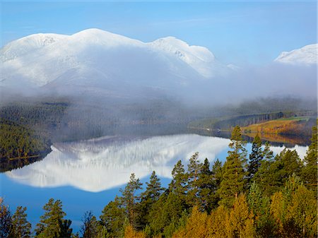 simsearch:400-05668316,k - Mountains reflecting in lake Stock Photo - Premium Royalty-Free, Code: 6102-08270904