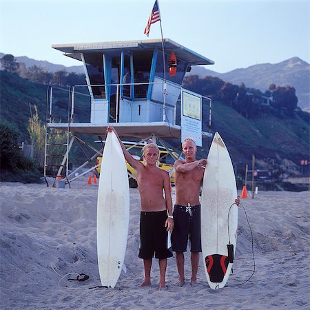 Young surfers on beach Photographie de stock - Premium Libres de Droits, Code: 6102-08271552