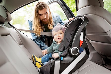family inside car - Father putting baby in car seat Stock Photo - Premium Royalty-Free, Code: 6102-08271517