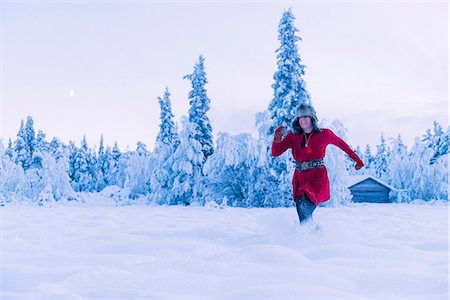 simsearch:6102-08942314,k - Woman running through snow Photographie de stock - Premium Libres de Droits, Code: 6102-08271667
