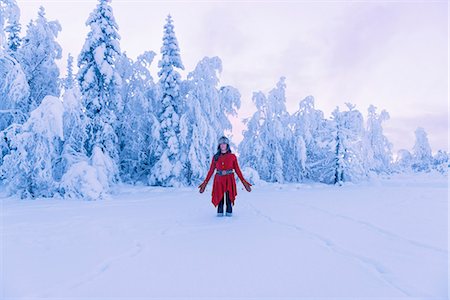 simsearch:6102-08942314,k - Woman in winter landscape Photographie de stock - Premium Libres de Droits, Code: 6102-08271668