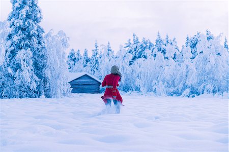 simsearch:6102-08942314,k - Woman running through snow Photographie de stock - Premium Libres de Droits, Code: 6102-08271669