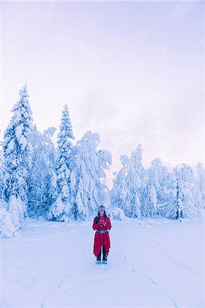 simsearch:6102-08942314,k - Woman in winter landscape Photographie de stock - Premium Libres de Droits, Code: 6102-08271674