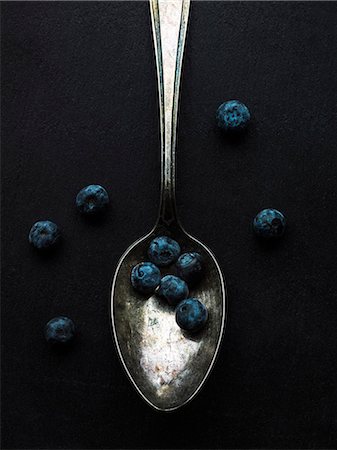 Blueberries and spoon on black background Foto de stock - Sin royalties Premium, Código: 6102-08278831