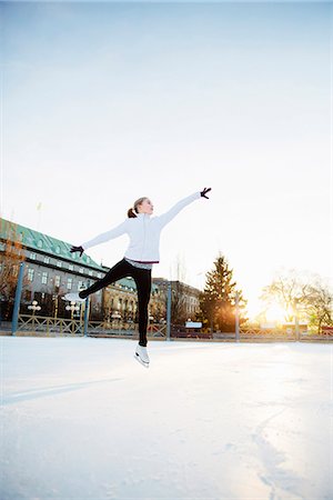 exercising - Woman figure skating Photographie de stock - Premium Libres de Droits, Code: 6102-08388098