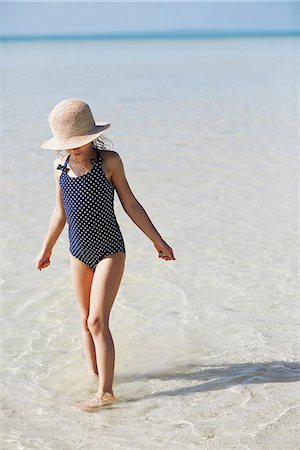 suntanned - Girl wading in sea Photographie de stock - Premium Libres de Droits, Code: 6102-08388299