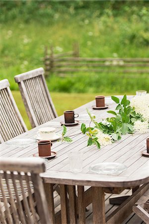 scandinavia - Table in garden with cups Photographie de stock - Premium Libres de Droits, Code: 6102-08542048