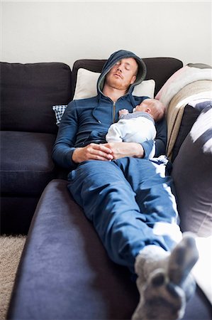 simsearch:6102-08168912,k - Father sleeping on sofa with baby son Photographie de stock - Premium Libres de Droits, Code: 6102-08542064