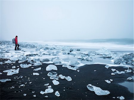 simsearch:6102-08542382,k - Hiker on beach in winter Stock Photo - Premium Royalty-Free, Code: 6102-08542133