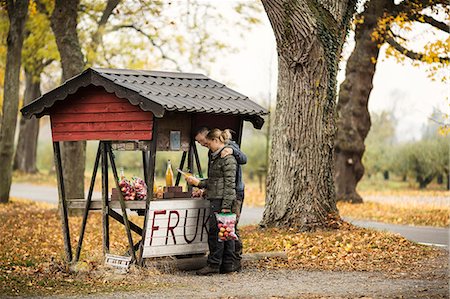 Mid adult couple choosing juice Stock Photo - Premium Royalty-Free, Code: 6102-08542395