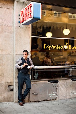 europe sidewalk cafe - Mid adult man holding cup of coffee Photographie de stock - Premium Libres de Droits, Code: 6102-08542309