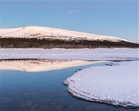 simsearch:6102-06337107,k - View of lake in winter Photographie de stock - Premium Libres de Droits, Code: 6102-08542322