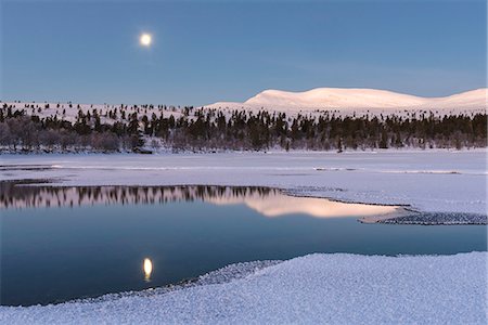 simsearch:6102-06337107,k - View of lake in winter Photographie de stock - Premium Libres de Droits, Code: 6102-08542327