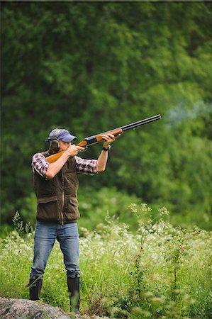 simsearch:6102-06337050,k - Man hunting with rifle Stock Photo - Premium Royalty-Free, Code: 6102-08558871
