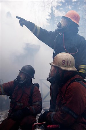 smoky - Three fire fighters in smoke Foto de stock - Sin royalties Premium, Código: 6102-08558917