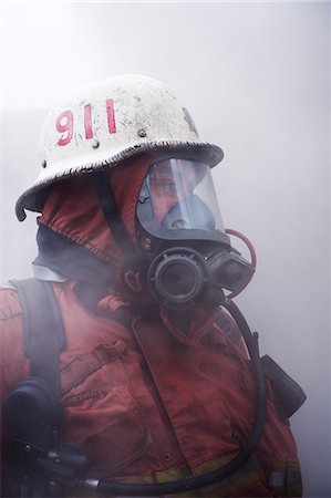 smoky - fire fighter wearing oxygen mask Foto de stock - Sin royalties Premium, Código: 6102-08558919