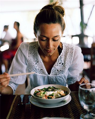 A Scandinavian woman having lunch, Thailand. Photographie de stock - Premium Libres de Droits, Code: 6102-08559477