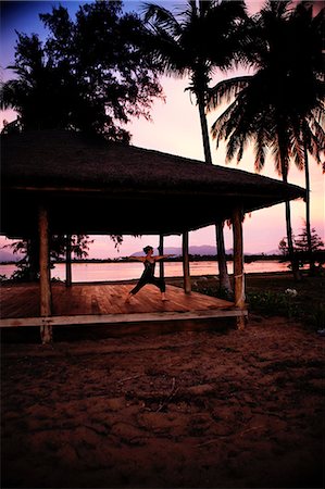 simsearch:6102-08942226,k - Thailand, woman practicing in beach hut at sunset Foto de stock - Sin royalties Premium, Código: 6102-08566074