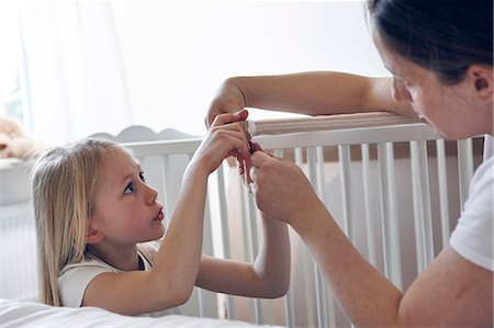 Mother and daughter building cot Stock Photo - Premium Royalty-Free, Code: 6102-08566782