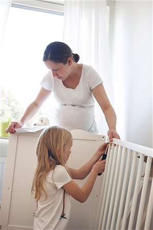 Mother and daughter building cot Foto de stock - Sin royalties Premium, Código: 6102-08566784