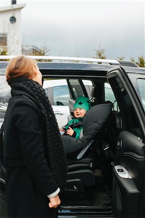 family inside car - Mother with putting baby son in car seat Stock Photo - Premium Royalty-Free, Code: 6102-08566807