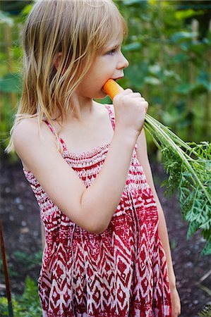 simsearch:6102-06965816,k - Girl eating carrot in field Stock Photo - Premium Royalty-Free, Code: 6102-08520690