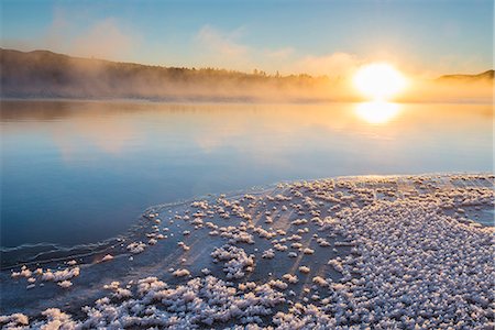 simsearch:6102-06337107,k - Sun over lake in winter scenery Photographie de stock - Premium Libres de Droits, Code: 6102-08520758